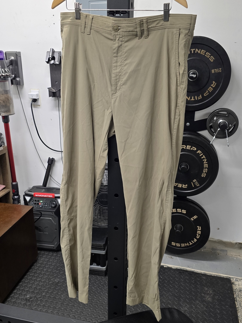 Roundtree & Yorke Men's Tan Chino Pants